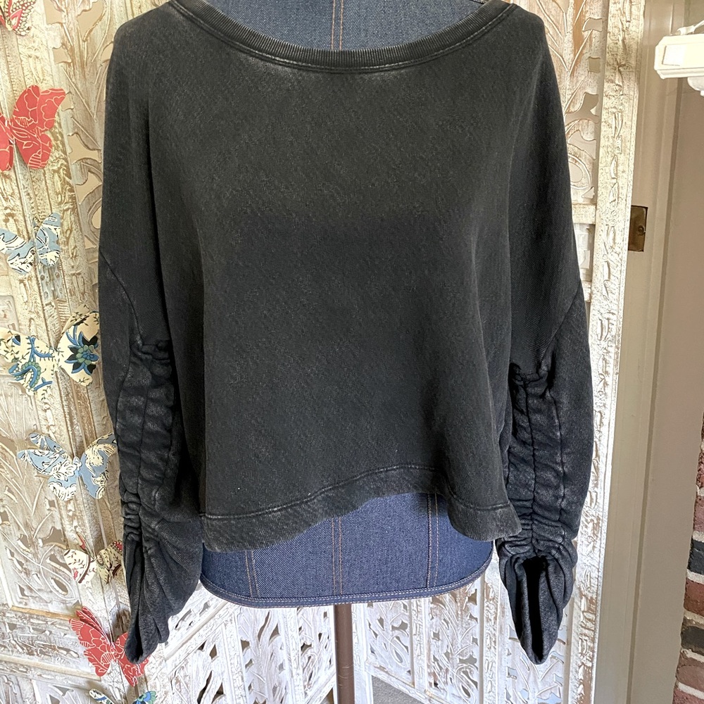 White Crow Cropped Sweatshirt w/Ruched Sleeves Large